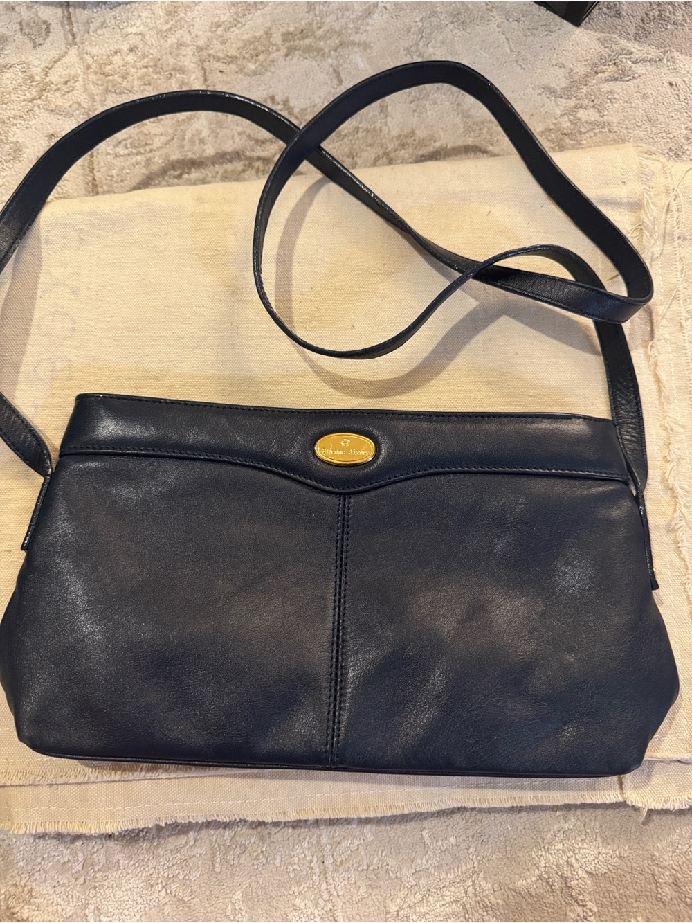 🥀Vintage Classic Leather Crossbody Bag with Gold Accent 🥀